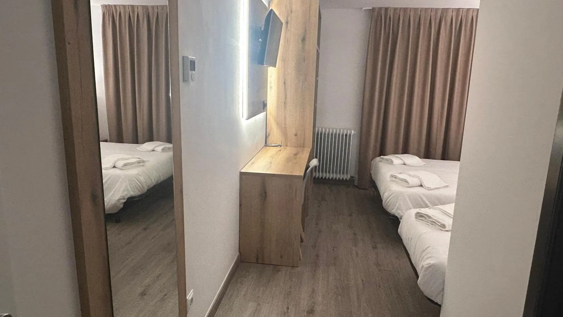 Hostal Restaurant Can Barala Sant Pau de Seguries 3*,